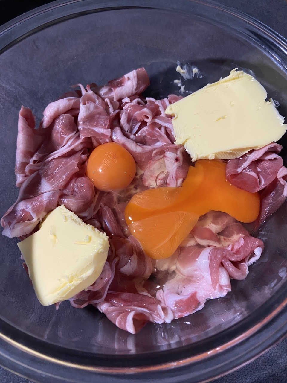 生羊肉と生卵とグラスフェッドバター